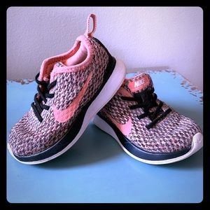 Toddler girls Nike sneakers size 6